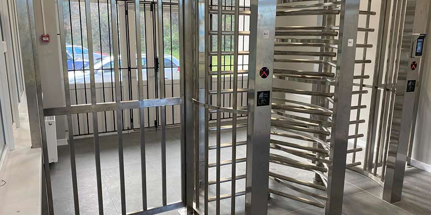 Електронна прохідна та турнікети триподи