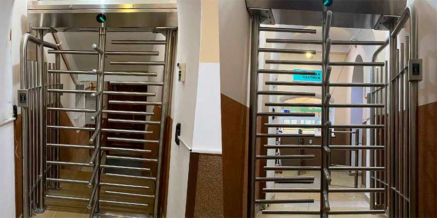 Повноростовий турнікет для проходу